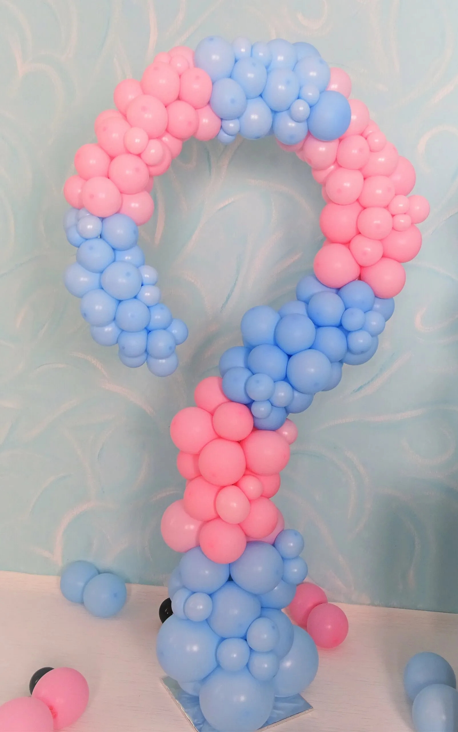 crafted question mark balloon centerpiece