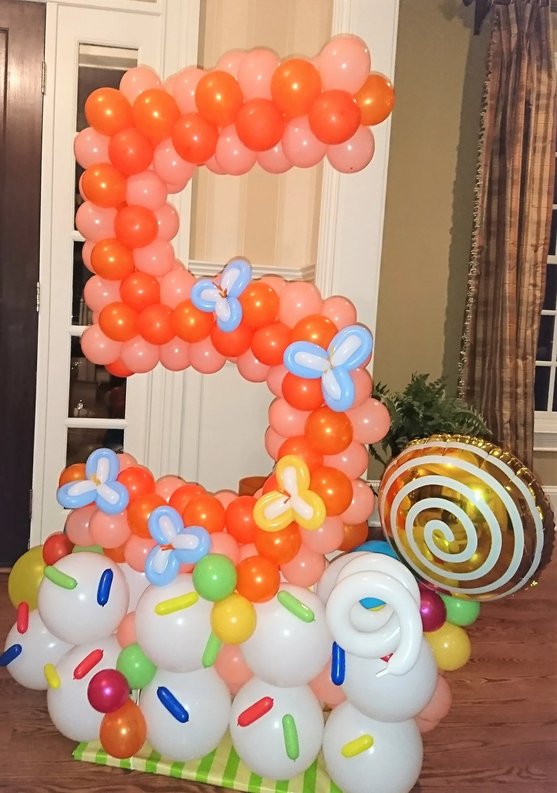 number 5 crafted balloon centerpiece